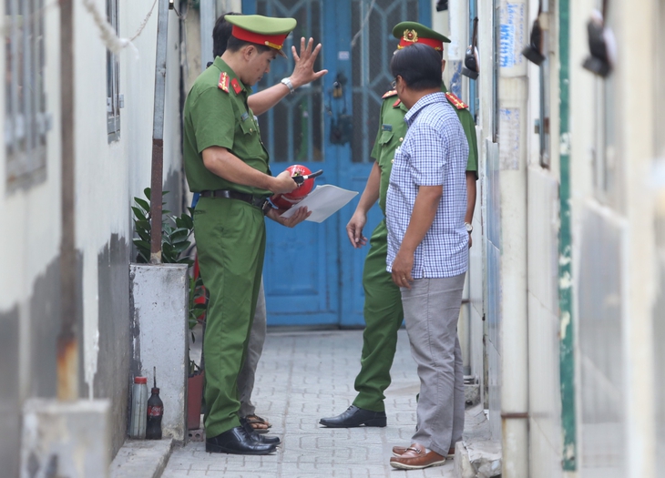 Cảnh sát phòng cháy chữa cháy hướng dẫn chủ nhà trọ khắc phục tồn tại bằng 4 giải pháp - Ảnh 1.