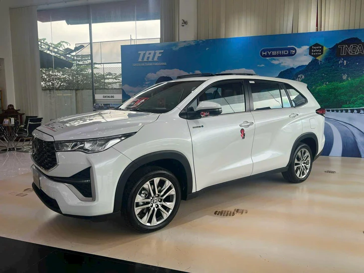 Tin tức giá xe: Tăng niêm yết chưa lâu, Toyota Innova Cross HEV giảm còn 960 triệu đồng ở đại lý - Ảnh 1.