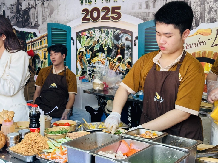 Bánh mì Việt Nam 'nâng cấp' với loại rau ăn kèm có giá hơn nửa triệu đồng/kg - Ảnh 2.