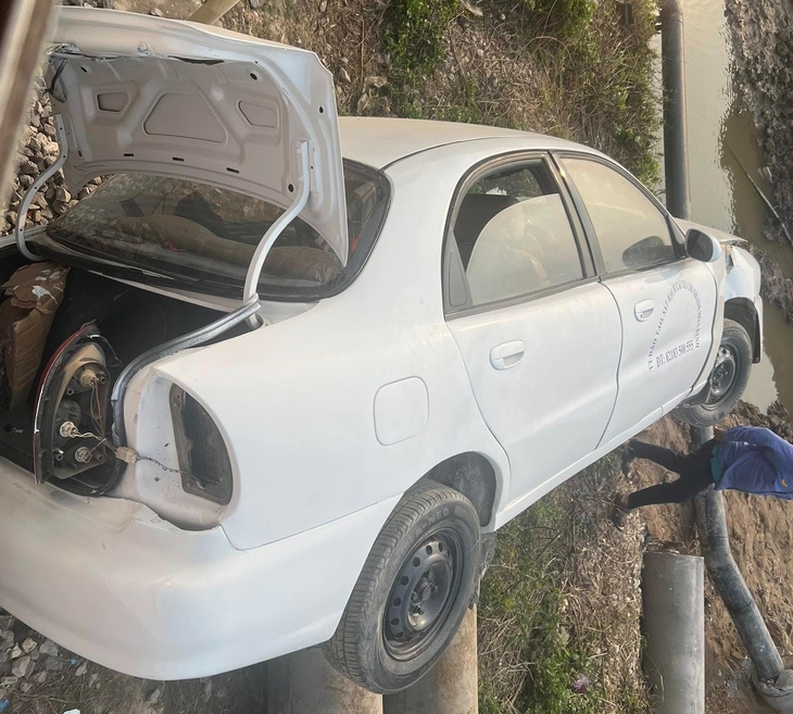 Xe ô tô con tập lái va chạm với tàu hỏa ở Ninh Bình - Ảnh 1.