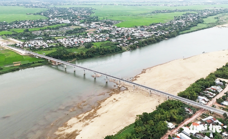 Thông xe kỹ thuật 2 cây cầu vượt hai sông Vu Gia, Thu Bồn dài hơn 1,7 km - Ảnh 1.