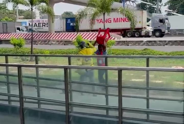 Vụ xe ôm công nghệ và bảo vệ metro số 1 đánh nhau: Chuyển hồ sơ cơ quan cảnh sát điều tra - Ảnh 1.