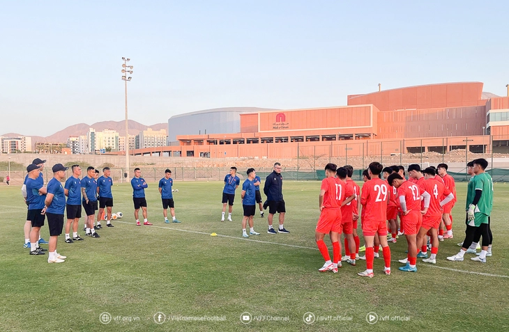 U17 Việt Nam ra sân tập ngay sau hành trình 24 giờ tới Oman - Ảnh 1.