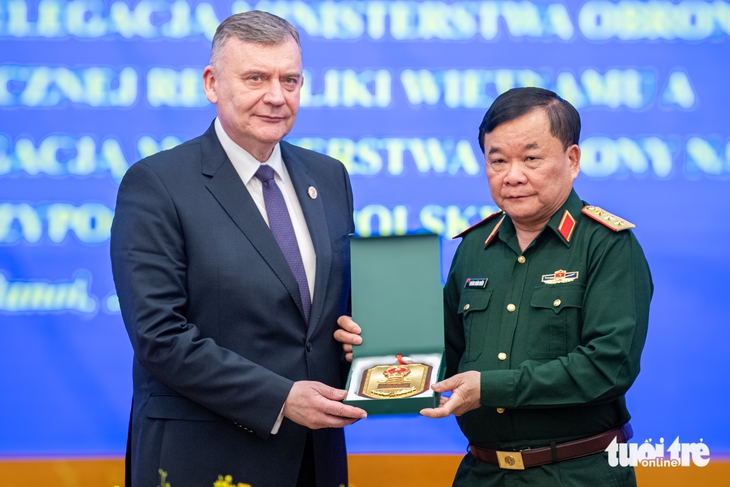 Le ministère de la Défense du Vietnam est prêt à recevoir des soldats polonais pour étudier le vietnamien - Photo 1.