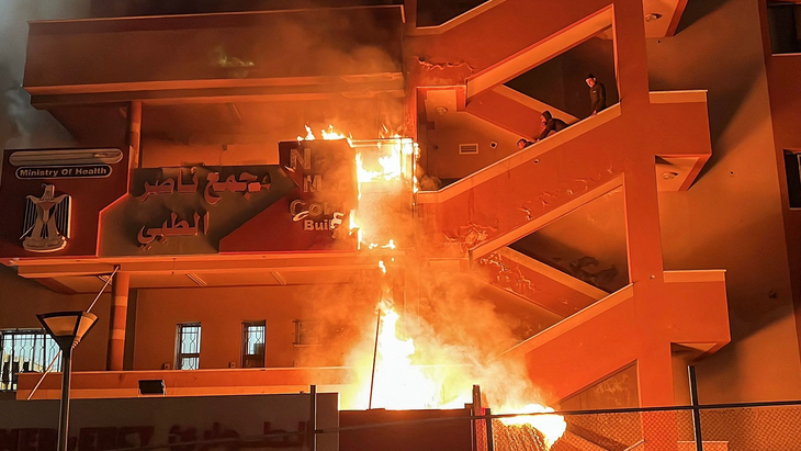 Israel tấn công bệnh viện lớn nhất phía nam Gaza gây cháy lớn, nhiều người thương vong - Ảnh 1.