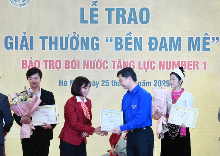 Nguyễn Thị Oanh từng suy sụp vì bệnh tật, nay nhận giải thưởng Bền đam mê - Ảnh 2.