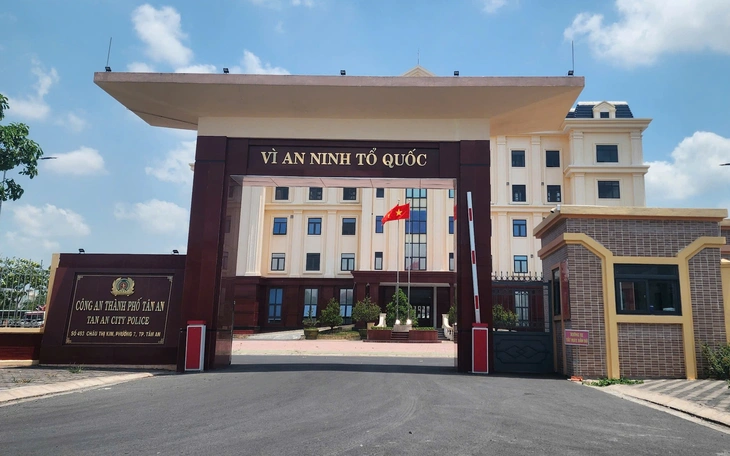 Công an Long An phát hiện kho chứa hàng trăm nồi cơm, lẩu điện, bếp ga, … không rõ nguồn gốc - Ảnh 2.