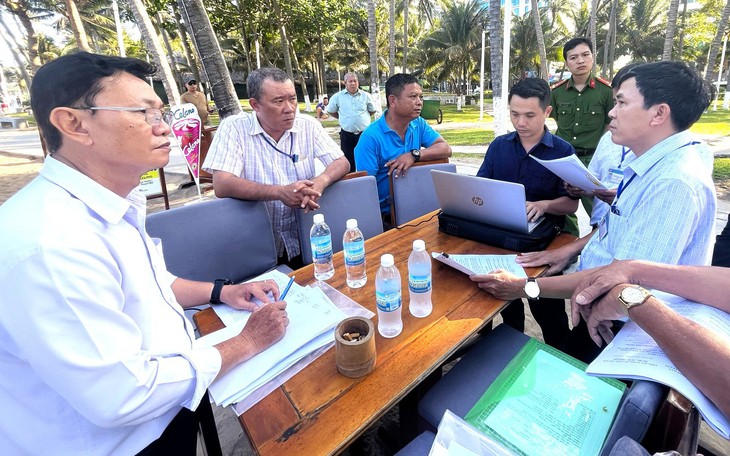 Công an vào cuộc vụ du khách nước ngoài bị nhóm người cầm xẻng dọa đánh trên bãi biển Nha Trang  - Ảnh 2.