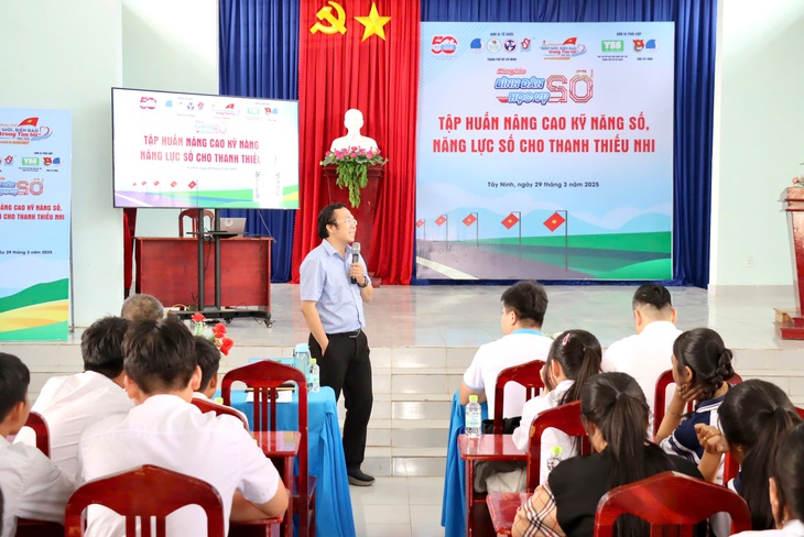 Đẩy mạnh 'bình dân học vụ số' - Ảnh 1. bình dân học vụ số - Ảnh 1.