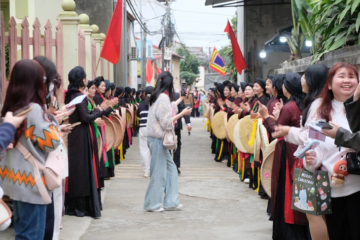 Dân làng Hòa Minzy không chỉ đóng MV Bắc Bling， còn góp chiếu， mành， cày view lên top 1 - Ảnh 3.