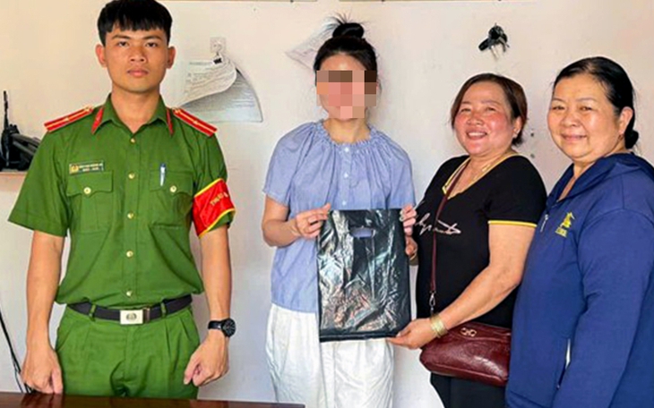Nhặt được túi đô la trên tàu hỏa, nhân viên đường sắt liền báo cho trưởng tàu - Ảnh 2.