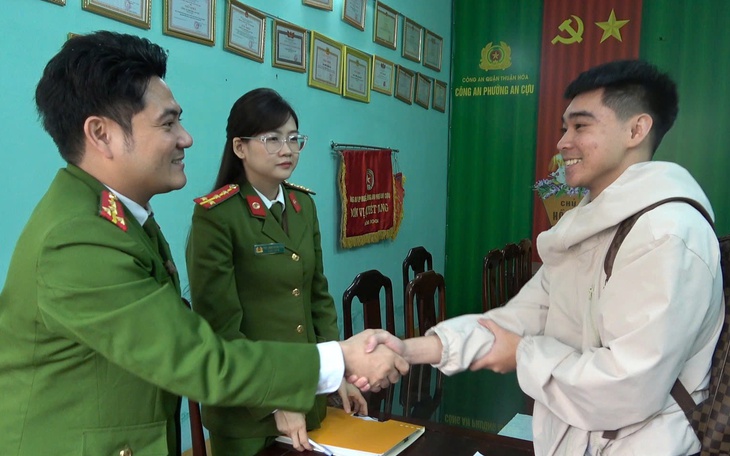 Bỗng dưng tiền 'từ trên trời rơi xuống' tài khoản, muốn trả lại nhưng sợ lừa đảo, phải làm sao? - Ảnh 2.