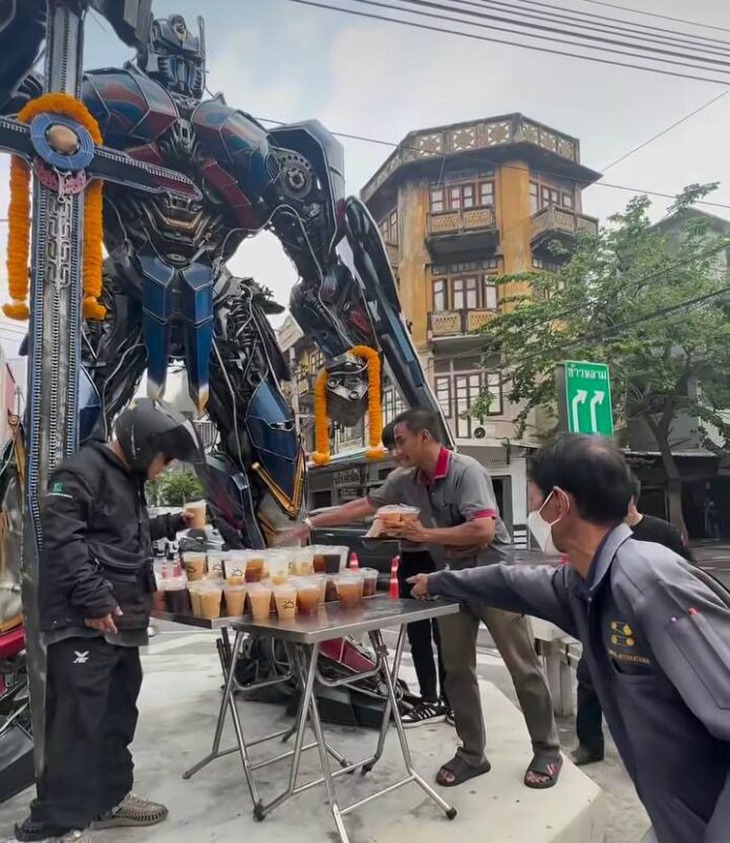 Người Thái bày tỏ lòng thành kính với... Optimus Prime - Ảnh 2.