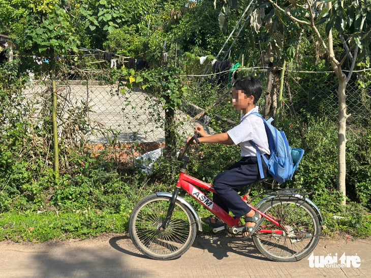 Rơi nước mắt với cảnh 3 anh em nhỏ tuổi đạp xe 50km đi tìm cha vì nhớ - Ảnh 2.