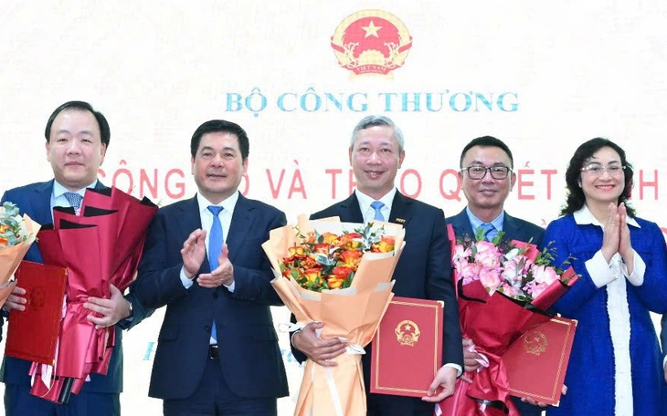 Bộ Công Thương lên tiếng sau vụ dùng xe công vượt định mức, nói đang thẩm định giá thanh lý  - Ảnh 2.