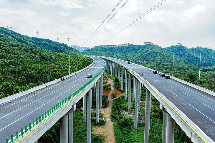 Chính phủ họp bàn giải pháp làm cao tốc cầu cạn do doanh nghiệp đề xuất - Ảnh 1.