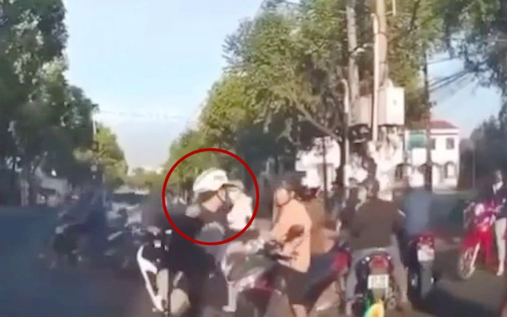 Nhân viên nhà xe cầm gậy sắt dọa đánh người đi đường ở phường Bình Cơ, TP.HCM - Ảnh 2.