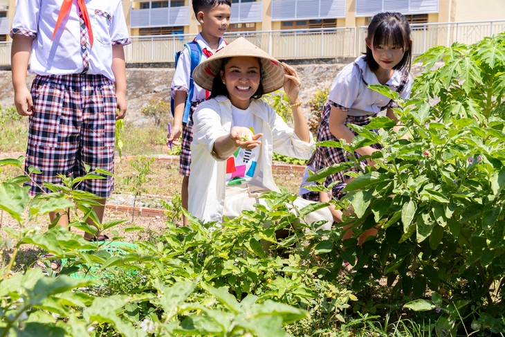 H'Hen Niê khánh thành thư viện thân thiện thứ 12 - Ảnh 5.