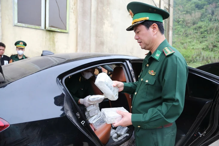 Lính biên phòng và cuộc chiến chặt vòi bạch tuộc ma túy: Hốc bí mật trên xe và những gói hàng đen - Ảnh 6.