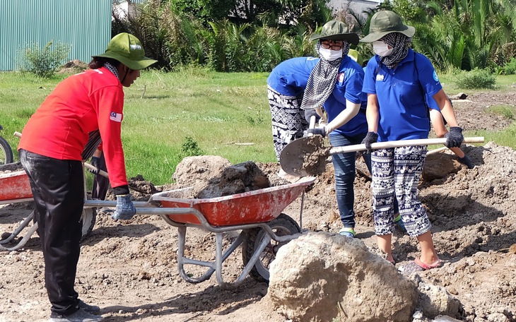 Hoạt động tình nguyện là phương thuốc tốt nhất chống lại lo âu - Ảnh 2.