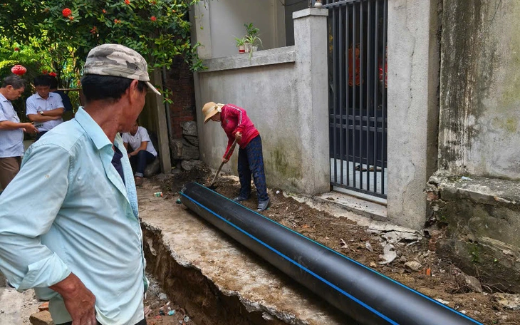 Lạ lùng nhiều tuyến đường nhựa làm xong xuôi rồi bị rào chắn lại - Ảnh 4.