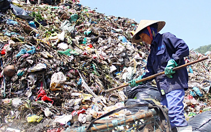 'Kho' cháy nổ tiềm ẩn trong khu dân cư từ thói quen đốt rác - Ảnh 2.