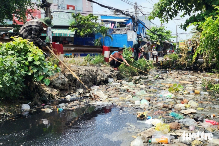 Người dân hy vọng kênh Hy Vọng vừa dọn rác không tái dồn ứ rác, bốc mùi - Ảnh 7.