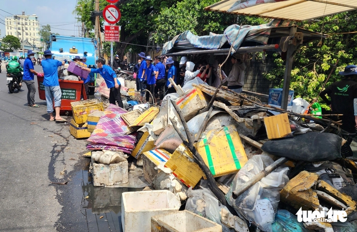 'Sau vớt rác, mong đừng ai lại xả rác xuống kênh' - Ảnh 5.