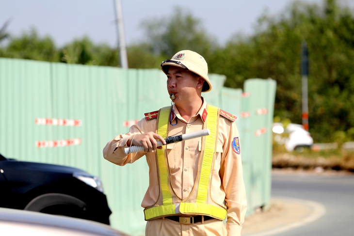 Cảnh sát giao thông tăng tuần tra， xử phạt vi phạm trên cao tốc phía Nam - Ảnh 1.