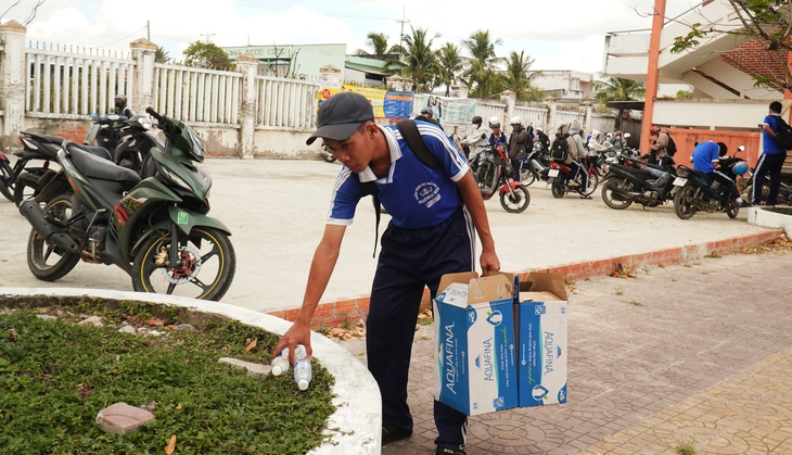 Xúc động hình ảnh cậu học trò Đất Mũi xách cặn, lượm ve chai trên đường đến trường  - Ảnh 4.