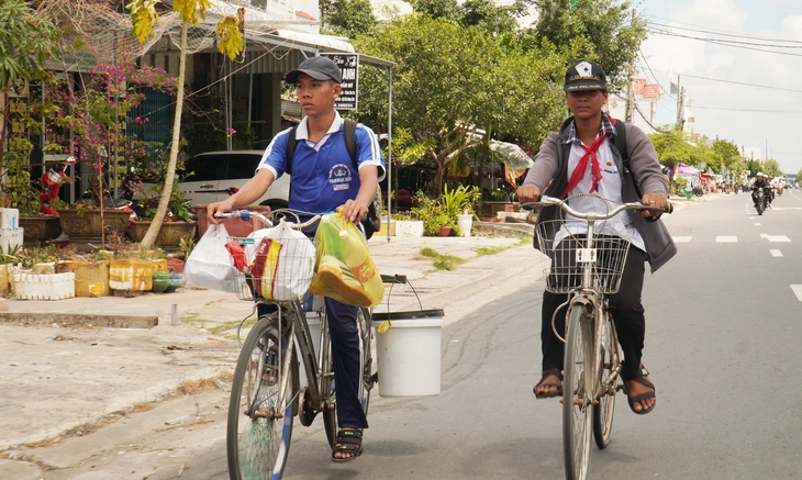 Xúc động hình ảnh cậu học trò Đất Mũi xách cặn， lượm ve chai trên đường đến trường  - Ảnh 1.