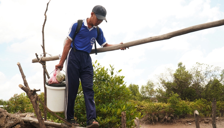 Xúc động hình ảnh cậu học trò Đất Mũi xách cặn， lượm ve chai trên đường đến trường  - Ảnh 11.