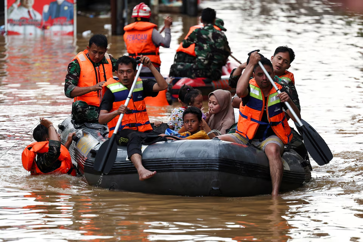 Lũ lụt ở Indonesia nhấn chìm hơn 1.000 ngôi nhà, một bé gái thiệt mạng - Ảnh 3.