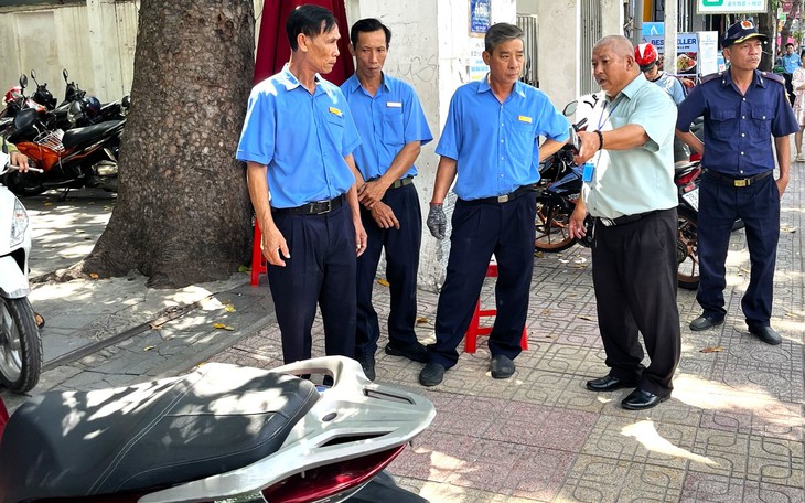 Lập lại trật tự vỉa hè, đô thị: Nhiều quán cà phê ở Nha Trang lấn chiếm vỉa hè, bịt kín lối đi bộ - Ảnh 6.
