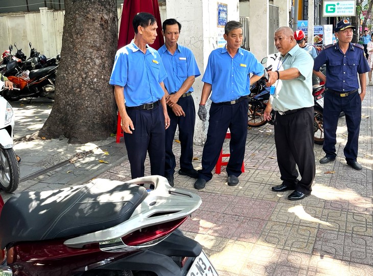 Tăng cường kiểm tra trật tự vỉa hè ở Nha Trang, cán bộ không hoàn thành nhiệm vụ xử lý theo quy định - Ảnh 1.