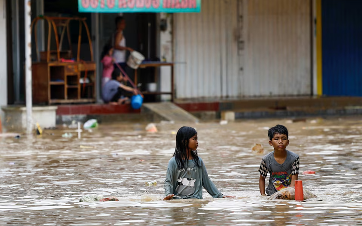 Nước lũ nhấn chìm Đông Malaysia, hàng nghìn người dân chạy lũ - Ảnh 3.