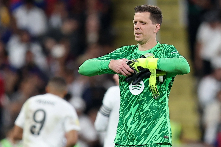 Màn trình diễn đỉnh cao của hai thủ môn Szczesny và Alisson - Ảnh 2.