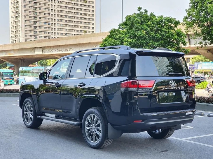 Toyota Land Cruiser lặng lẽ nâng cấp ở Việt Nam: Giá tăng gần 300 triệu, màn to hơn, thêm an toàn - Ảnh 4.