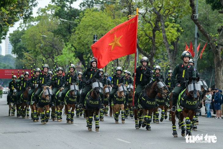 Mãn nhãn màn biểu diễn khí công, võ thuật, truy bắt tội phạm của lực lượng công an  - Ảnh 1.