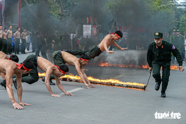 Mãn nhãn màn biểu diễn khí công, võ thuật, truy bắt tội phạm của lực lượng công an - Ảnh 11.