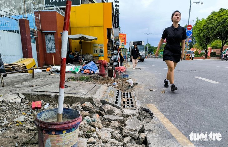 Vỉa hè TP.HCM ‘thay áo mới’, liệu có bền lâu hay lại bị chiếm dụng? - Ảnh 1.