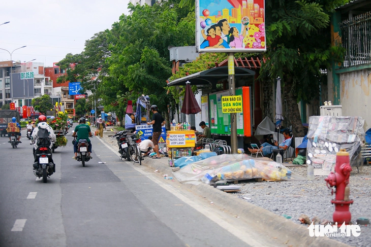 Vỉa hè ở TP.HCM được 'thay áo mới’, dân hy vọng không bị tái lấn chiếm - Ảnh 2.