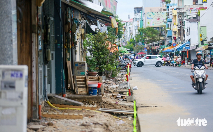 Vỉa hè TP.HCM ‘thay áo mới’, liệu có bền lâu hay lại bị chiếm dụng? - Ảnh 4.