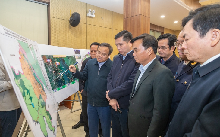 Sạt lở đất chặn đường lên Cửa khẩu quốc tế La Lay - Ảnh 2.