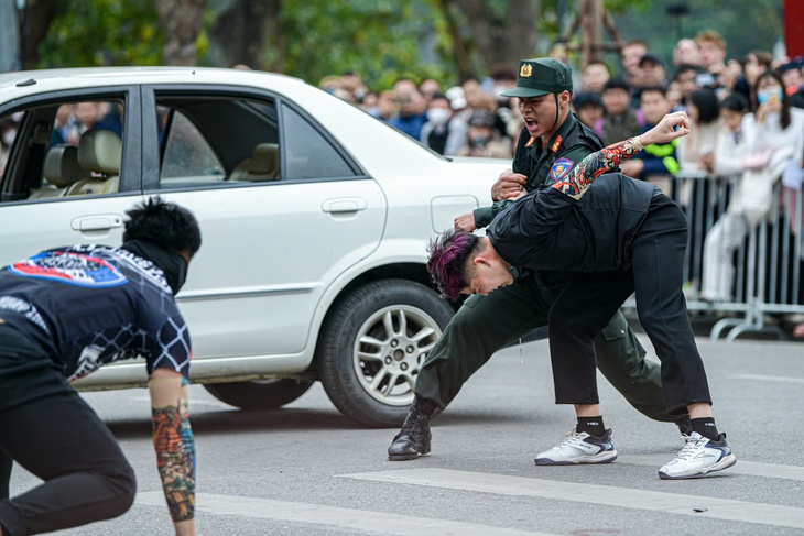 Mãn nhãn màn biểu diễn khí công, võ thuật, truy bắt tội phạm của lực lượng công an  - Ảnh 13.