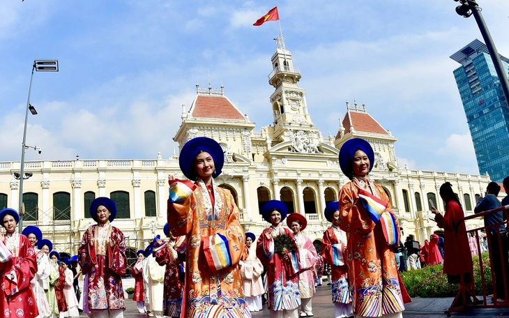 Đường đi bộ Nguyễn Huệ biến thành sàn diễn thời trang ngoài trời lộng lẫy, hội tụ áo dài đặc sắc - Ảnh 9.