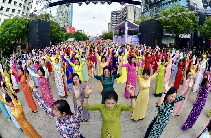 Hơn 50.000 người áo dài sẽ đồng diễn trong Lễ hội Áo dài TP.HCM 2026 - Ảnh 2. Hơn 50.000 người đăng ký tham gia đồng diễn trong Lễ hội Áo dài TP.HCM 2026 - Ảnh 3.