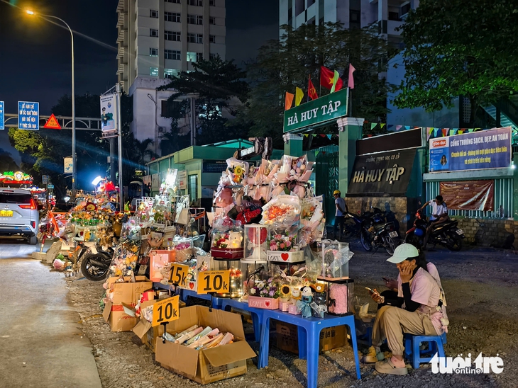 Hoa 8-3 đông khách nhưng chủ kinh doanh nói ‘vẫn không ăn thua’ - Ảnh 1.