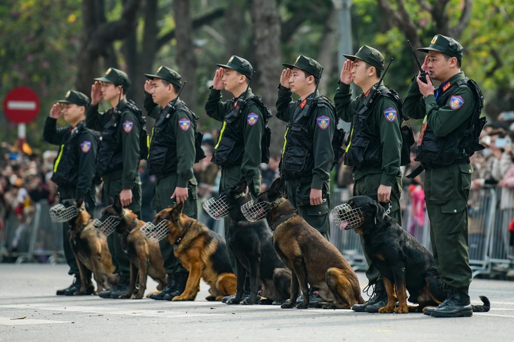 Hàng vạn người dân trầm trồ xem cảnh sát, kỵ binh, cảnh khuyển trổ tài kỹ chiến thuật  - Ảnh 3.