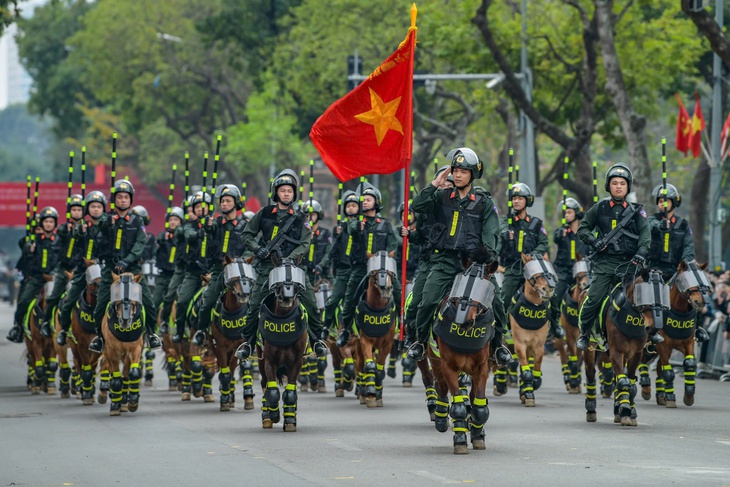 Hàng vạn người dân trầm trồ xem cảnh sát, kỵ binh, cảnh khuyển trổ tài kỹ chiến thuật  - Ảnh 7.